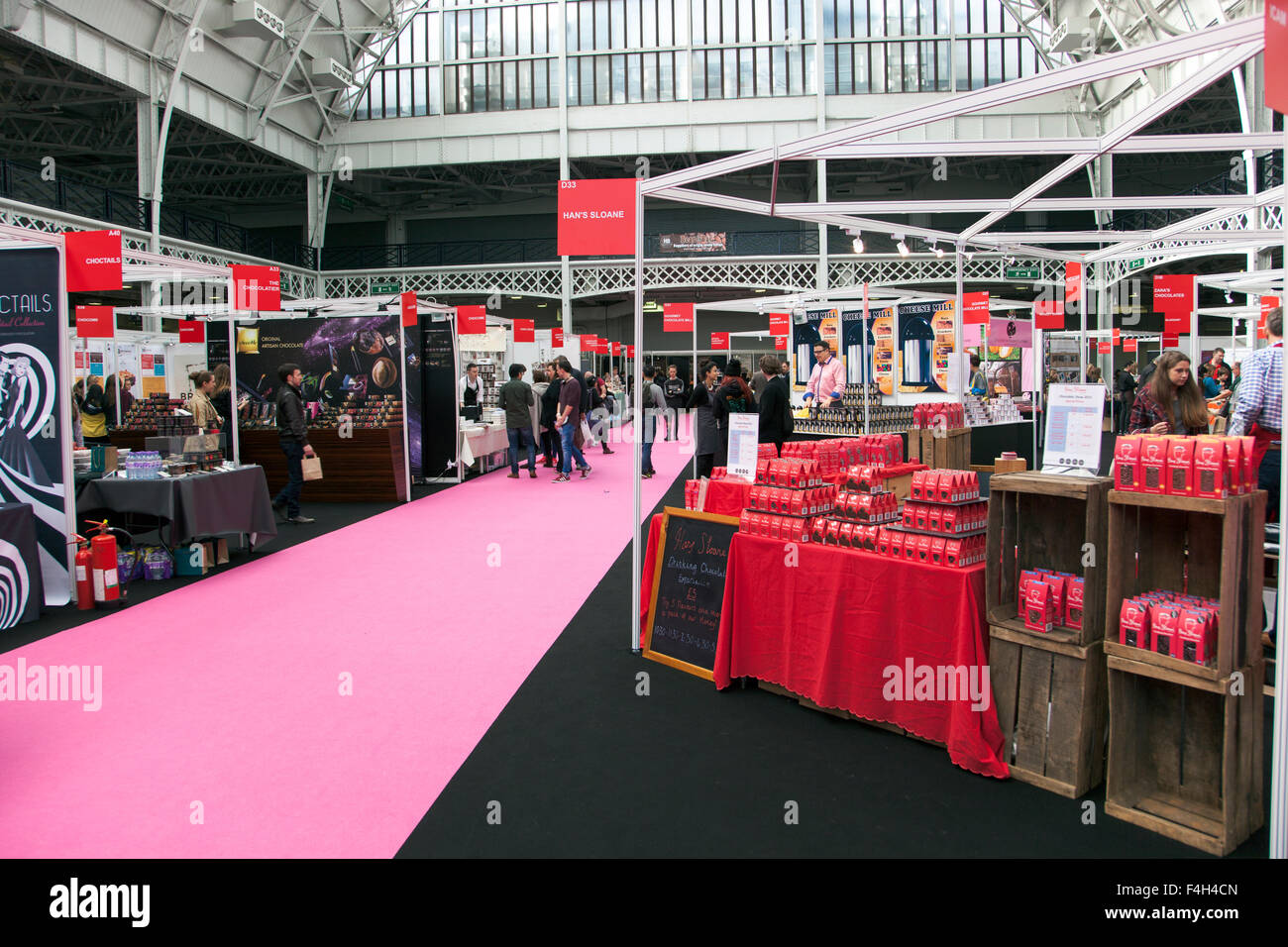 Londra, Regno Unito. 18 Ottobre 2015 - specialisti internazionali da parte dell'industria del cioccolato a raccogliere Olympia Hall di esporre alla cioccolata annuale mostra a Londra, nel Regno Unito il più grande evento di cioccolato. Le attività includono workshop, presentazioni dal famoso chef, dimostrazioni e un cioccolato fashion show. Credito: Nathaniel Noir/Alamy Live News Foto Stock