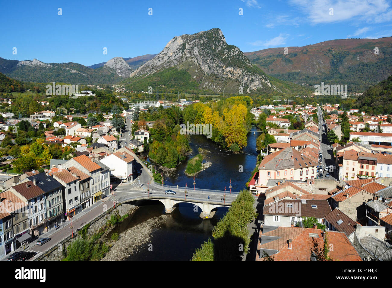 Fiume Ariège in esecuzione attraverso la città di Tarascon, Ariège, Midi-Pirenei, Francia Foto Stock