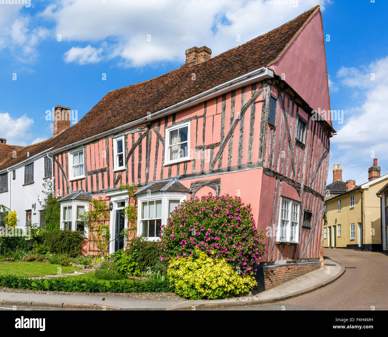 Lavenham Suffok. Una colorata Vecchia casa storto nel villaggio di Lavenham, Suffolk, Inghilterra, Regno Unito Foto Stock