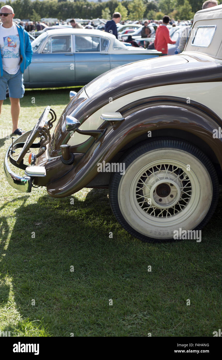 Color crema e marrone e degli Anni trenta Auto Humber, ruota, raggi, proiettori, vetro posteriore, passi al tetto, lucido, verde auto blu, blu, peopl Foto Stock