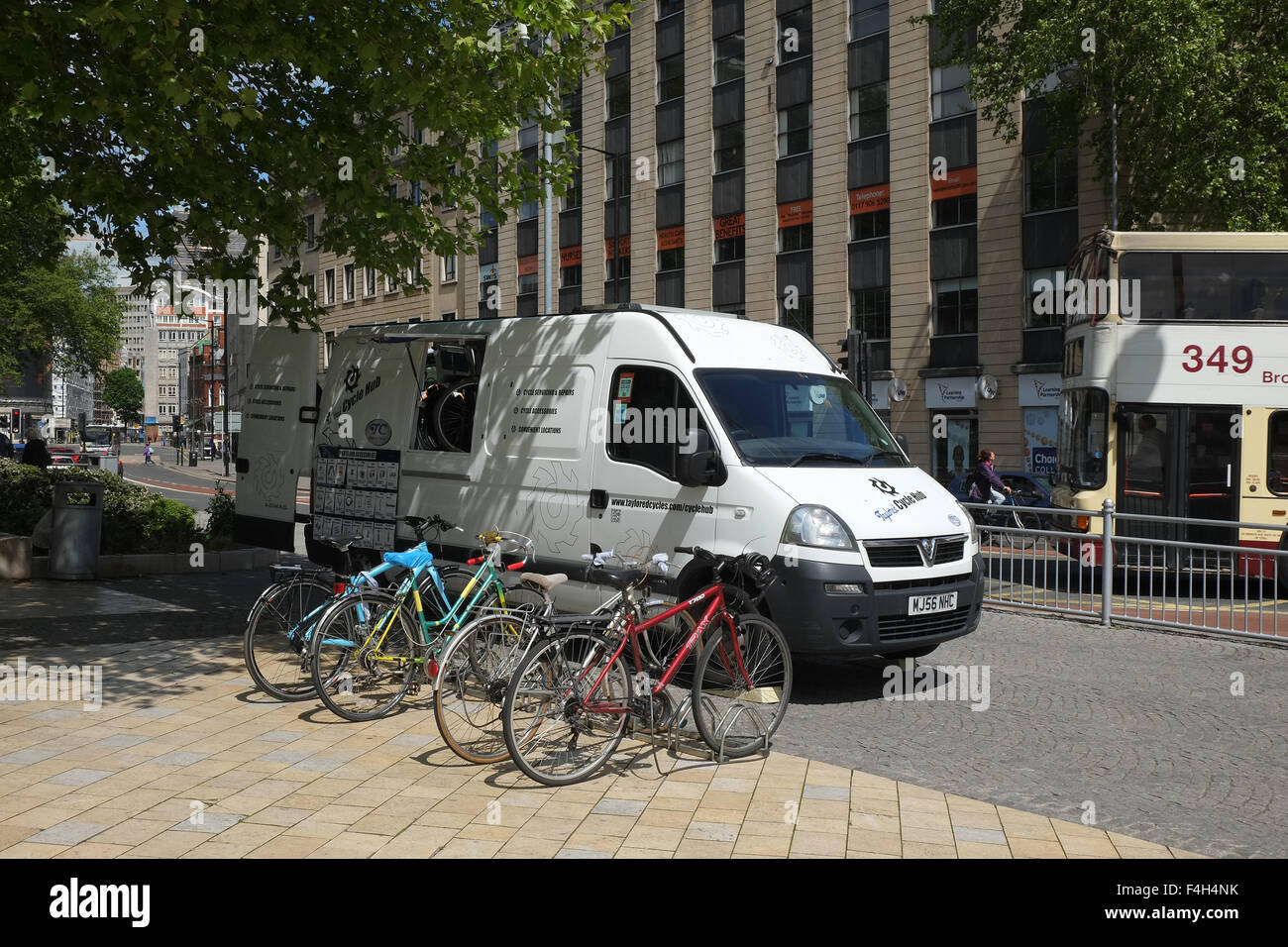 Mobile riparazione bici van nel centro di Bristol, Inghilterra, Regno Unito GB. Maggio 2015 Foto Stock