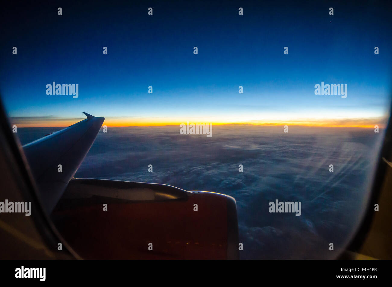 Vista dell'alba attraverso la finestra di un aereo Airbus A320 easyJet. Aereo di linea sull'Europa. Nuova alba sul continente europeo Foto Stock