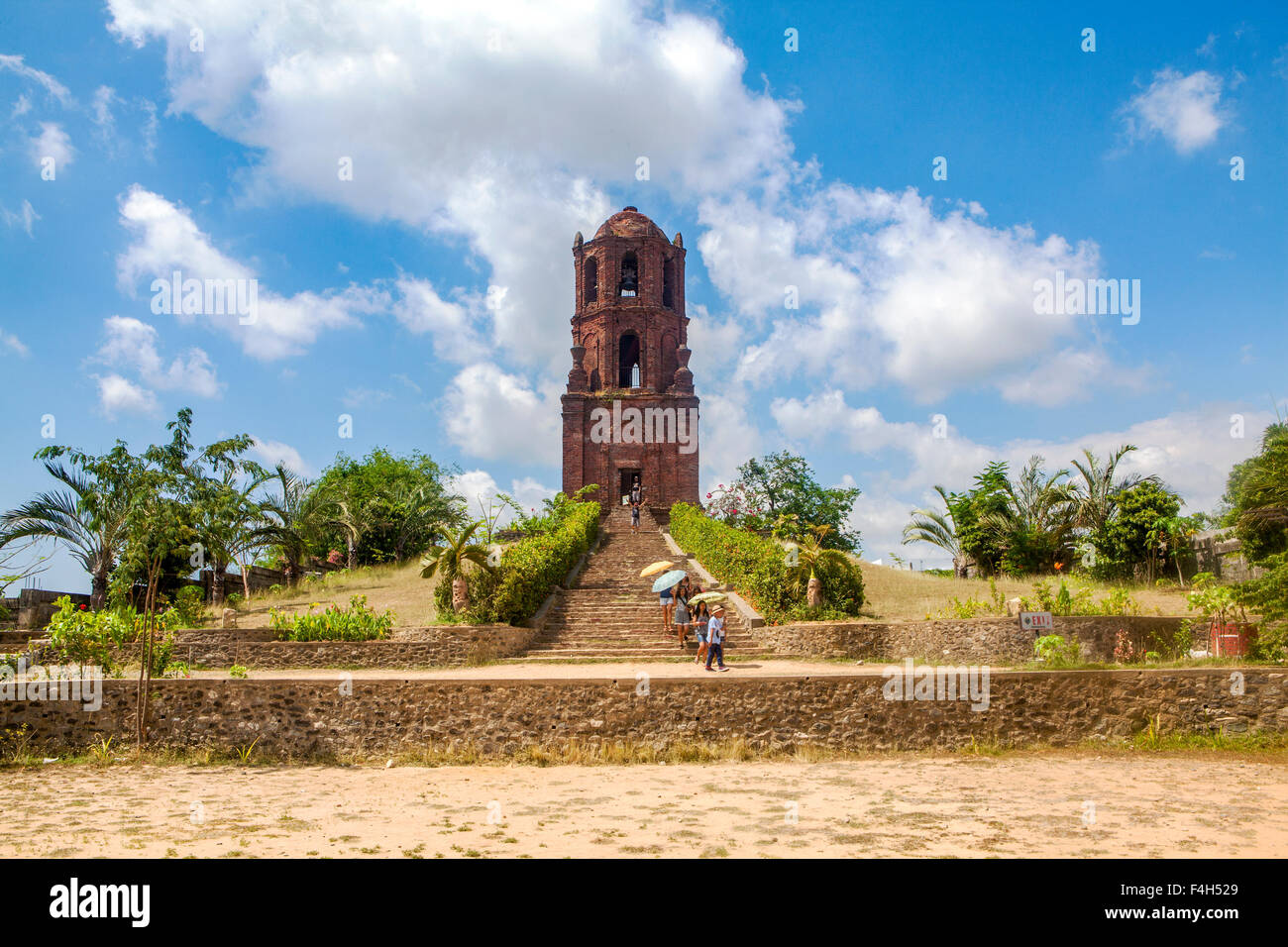 I turisti di visitare la Torre Campanaria, resti di un vecchio rosso mattone chiesa costruita da Spagnolo a Bantay, Ilocos Sur, Luzon, Filippine. Foto Stock