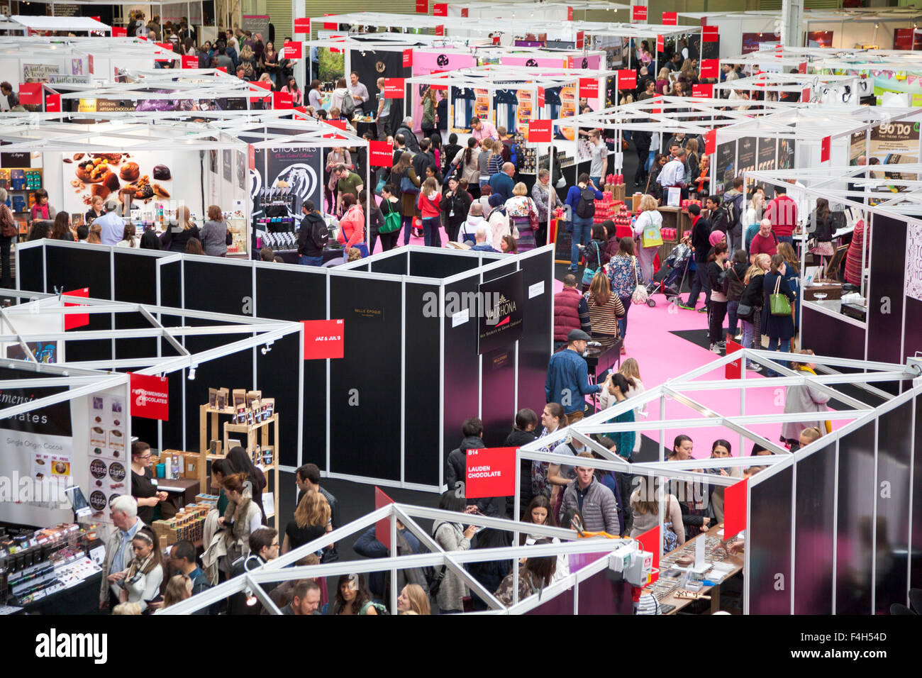 Londra, Regno Unito. 18 Ottobre 2015 - specialisti internazionali da parte dell'industria del cioccolato a raccogliere Olympia Hall di esporre alla cioccolata annuale mostra a Londra, nel Regno Unito il più grande evento di cioccolato. Le attività includono workshop, presentazioni dal famoso chef, dimostrazioni e un cioccolato fashion show. Credito: Nathaniel Noir/Alamy Live News Foto Stock