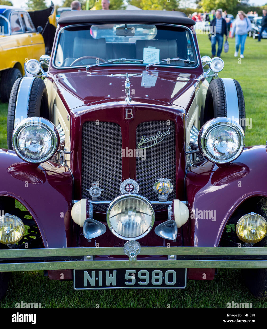 Beauford auto, con emblema, proiettori, griglia, COFANO ANTERIORE, COFANO, PARABREZZA, pneumatici di ricambio, paraurti, viola, argento, badge, numero Foto Stock