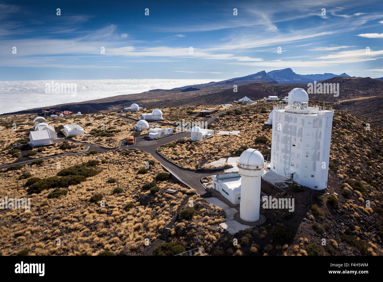 Vista sui telescopi dell'Istituto di Astrofisica delle Canarie a Izana dalla cima del telescopio Gregorio, Teide, Tenerife, Canary Foto Stock