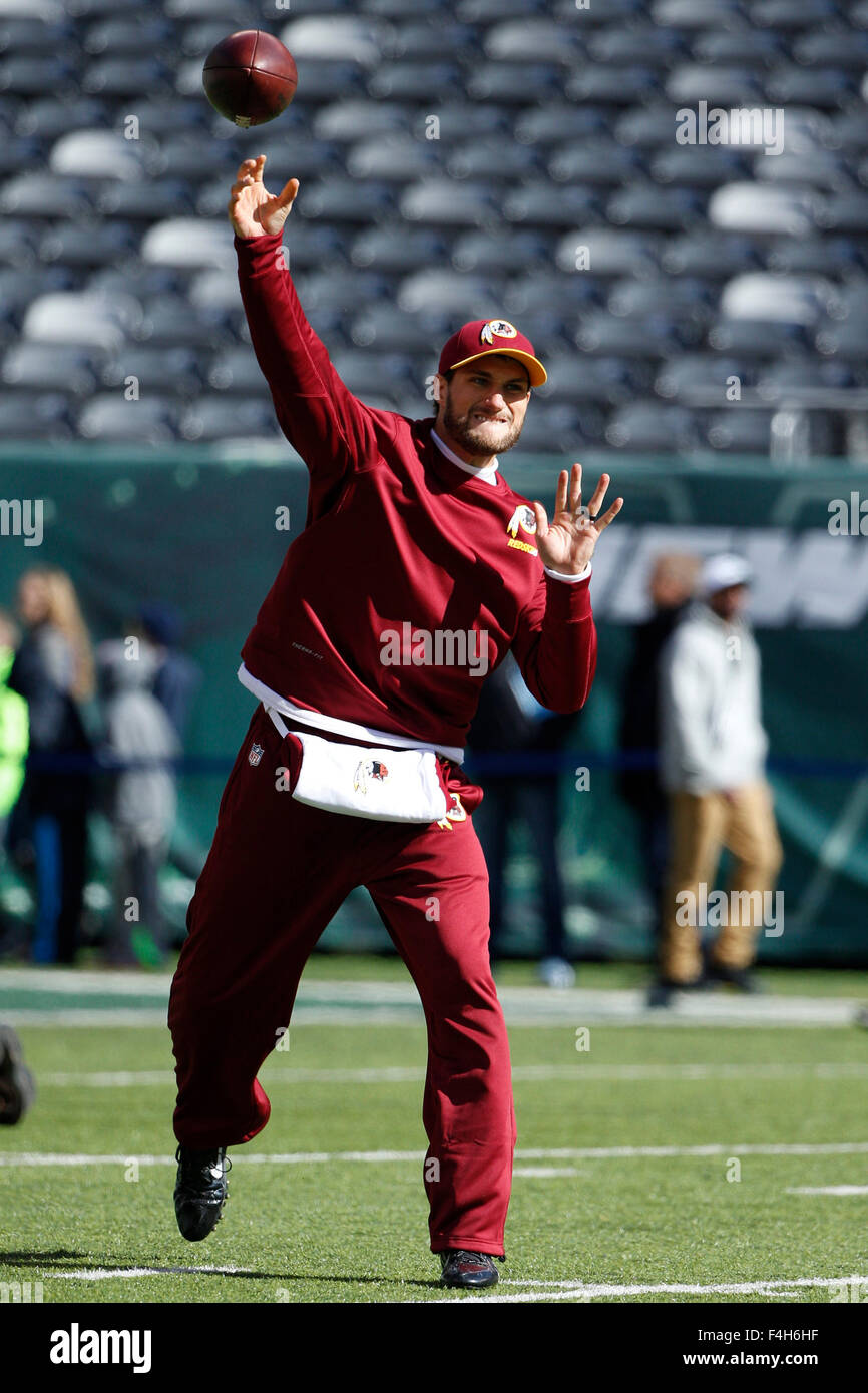 Ottobre 18, 2015, Washington Redskins quarterback Kirk cugini (8) lancia la palla prima che il gioco di NFL tra Washington Redskins e il New York getti alla MetLife Stadium di East Rutherford, New Jersey. Christopher Szagola/CSM Foto Stock