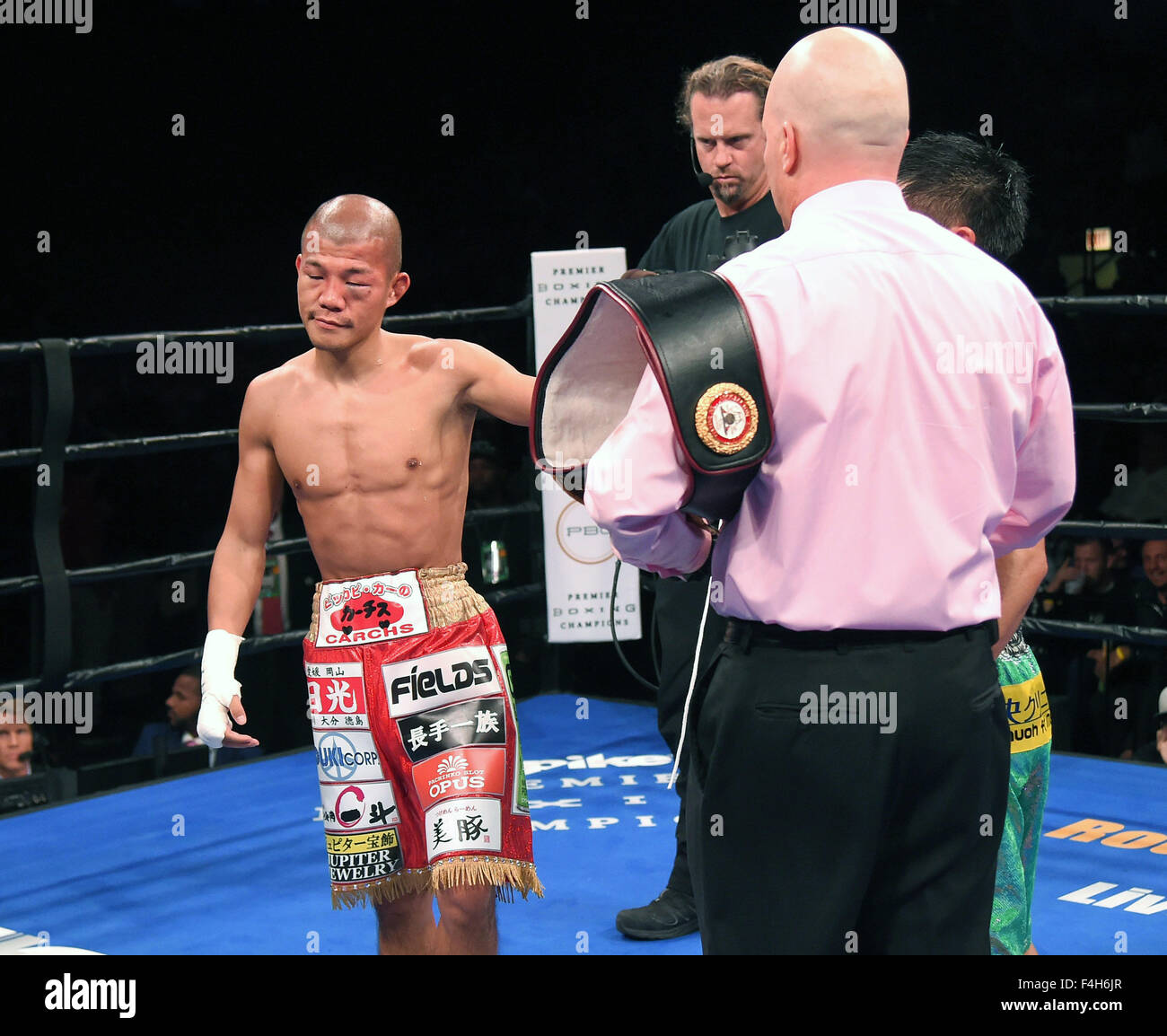 Koki Kameda (JPN), 16 ottobre 2015 - Pugilato :Koki Kameda del Giappone reagisce dopo aver perso un super pesi mosca boxe bout contro Kohei Kono del Giappone in Chicago, Stati Uniti. (Foto di AFLO) Foto Stock