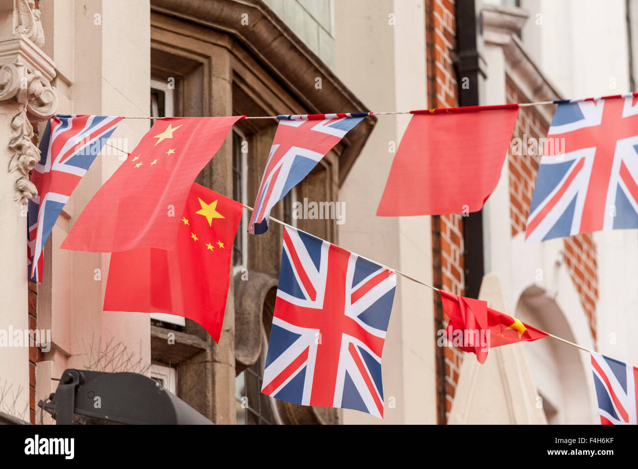 Londra, Regno Unito. Il 18 ottobre 2015. Bandiere cinesi e Union Jack appendere bandiere tra lanterne in Chinatown davanti a questa settimana la visita di stato, il primo dalla Cina dal 2005, del Presidente cinese Xi Jinping. Secondo l'ambasciatore cinese, Liu Xiaoming, la visita si concentrerà sul " partnership " e " la cooperazione tra i due paesi. Credito: Stephen Chung / Alamy Live News Foto Stock