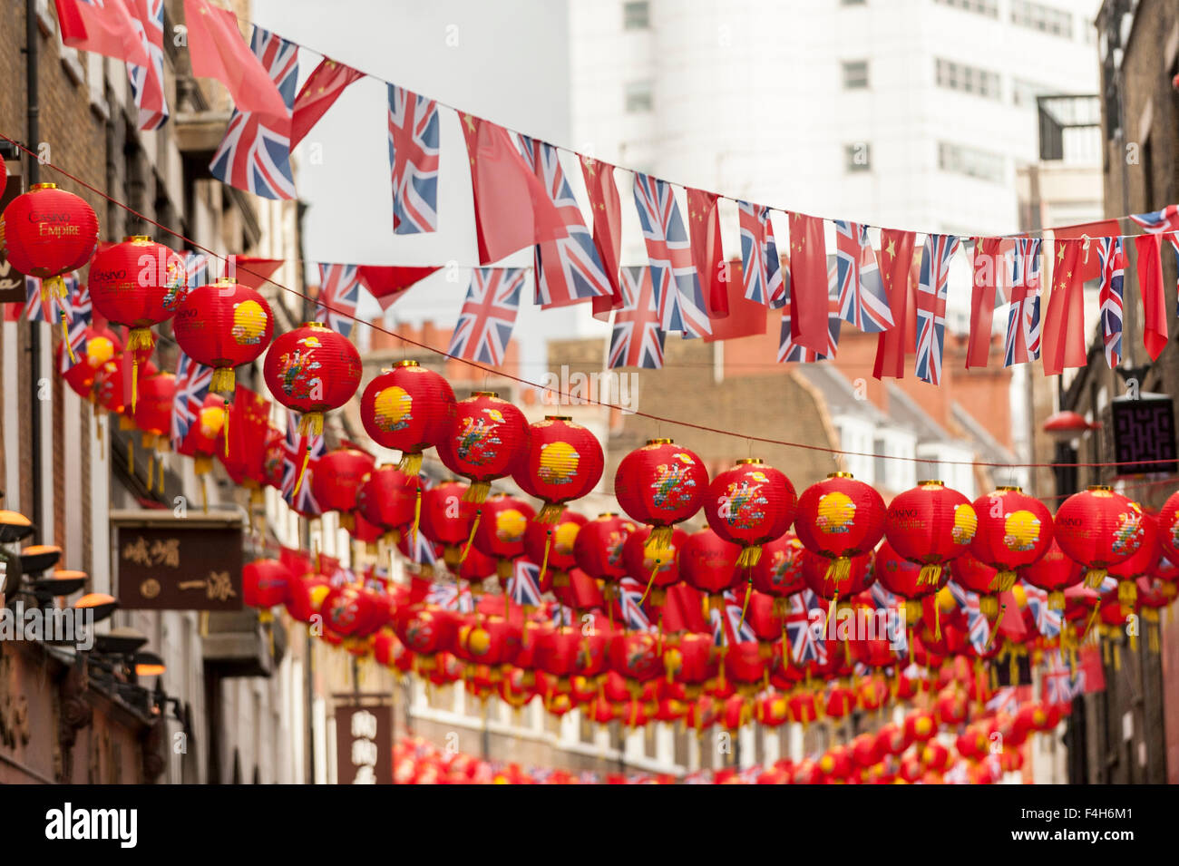 Londra, Regno Unito. Il 18 ottobre 2015. Bandiere cinesi e Union Jack appendere bandiere tra lanterne in Chinatown davanti a questa settimana la visita di stato, il primo dalla Cina dal 2005, del Presidente cinese Xi Jinping. Secondo l'ambasciatore cinese, Liu Xiaoming, la visita si concentrerà sul " partnership " e " la cooperazione tra i due paesi. Credito: Stephen Chung / Alamy Live News Foto Stock