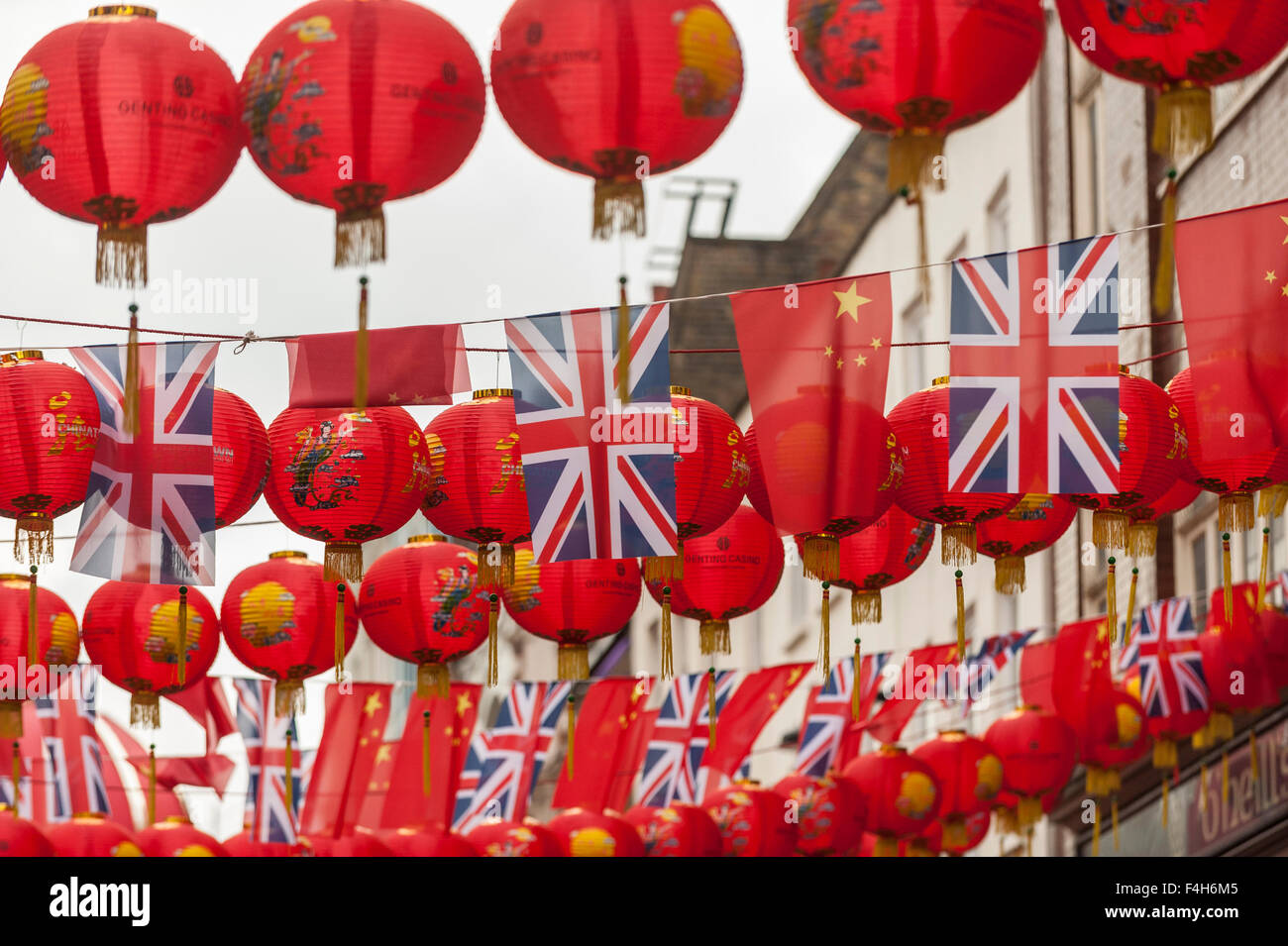 Londra, Regno Unito. Il 18 ottobre 2015. Bandiere cinesi e Union Jack appendere bandiere tra lanterne in Chinatown davanti a questa settimana la visita di stato, il primo dalla Cina dal 2005, del Presidente cinese Xi Jinping. Secondo l'ambasciatore cinese, Liu Xiaoming, la visita si concentrerà sul " partnership " e " la cooperazione tra i due paesi. Credito: Stephen Chung / Alamy Live News Foto Stock