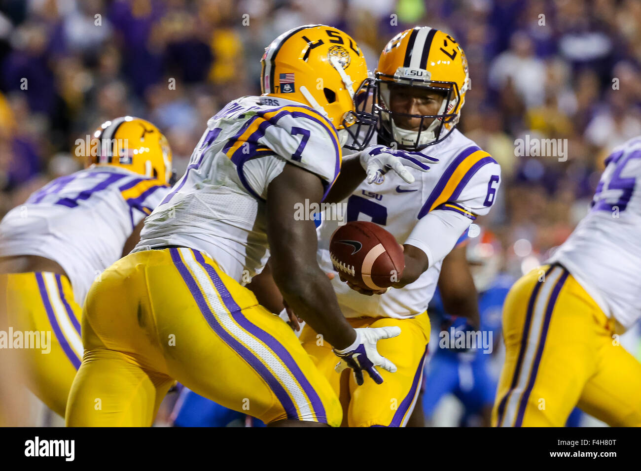 Rouge, LA, Stati Uniti d'America. Xvii oct, 2015. La LSU Tigers quarterback Brandon Harris (6) mani il pallone al running back Leonard Fournette (7) durante il gioco tra la Florida Gators e la LSU Tigers a Tiger Stadium di Baton Rouge, LA. La LSU sconfigge Florida 35-28. Stephen Lew/CSM/Alamy Live News Foto Stock