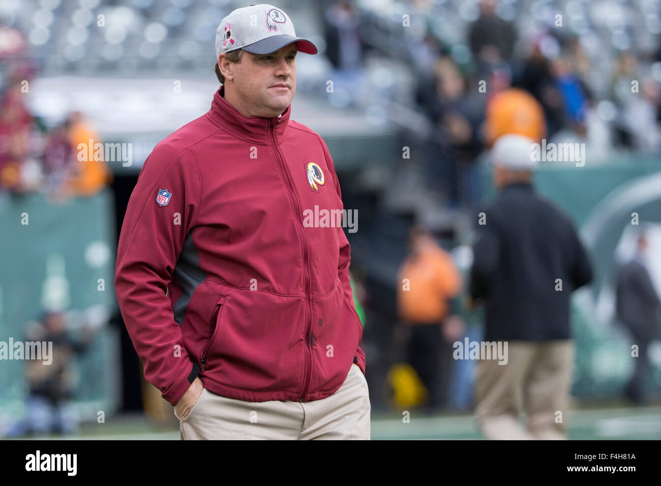 Ottobre 18, 2015, Washington Redskins head coach Jay Gruden si affaccia sulla prima del gioco di NFL tra Washington Redskins e il New York getti alla MetLife Stadium di East Rutherford, New Jersey. Christopher Szagola/CSM Foto Stock