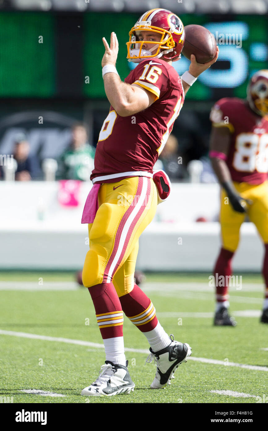 Ottobre 18, 2015, Washington Redskins quarterback Colt McCoy (16) lancia la palla prima che il gioco di NFL tra Washington Redskins e il New York getti alla MetLife Stadium di East Rutherford, New Jersey. Christopher Szagola/CSM Foto Stock