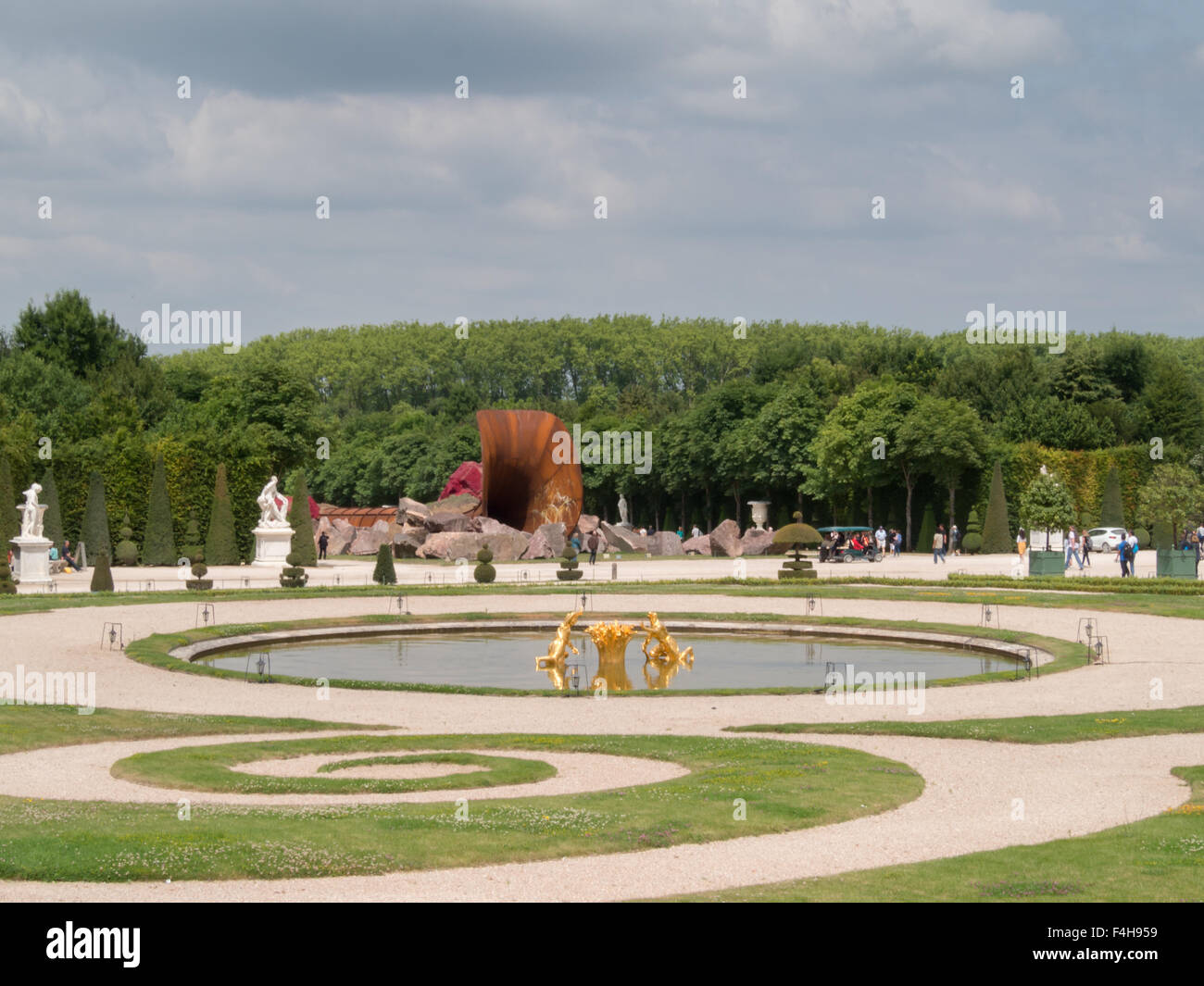 Il Palazzo di Versailles e giardini con Anish Kapoor Dity installazione ad angolo Foto Stock