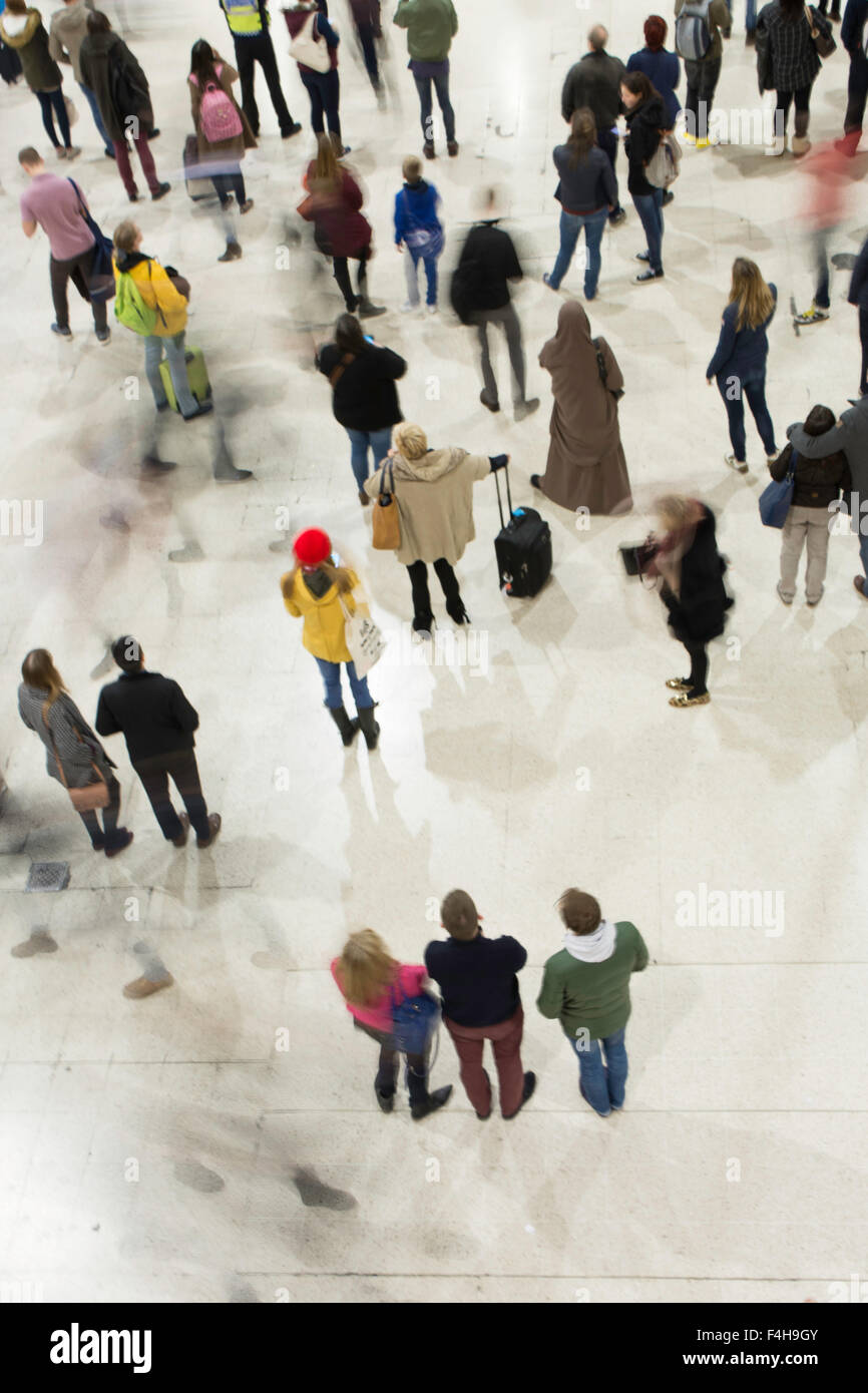 La folla sul piazzale presso la stazione di Waterloo, London, England, Regno Unito Foto Stock