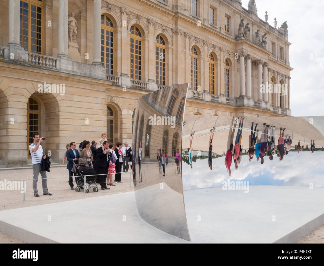Il Palazzo di Versailles e i visitatori attorno Anish Kapoor curva C scultura installazione presso il Palace Gardens Foto Stock