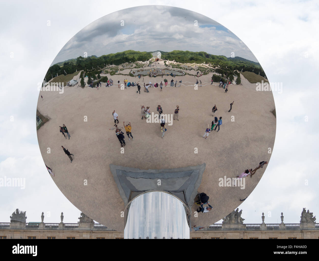 Il Palazzo di Versailles e giardini si riflette in Anish Kapoor Sky specchio installazione di scultura Foto Stock