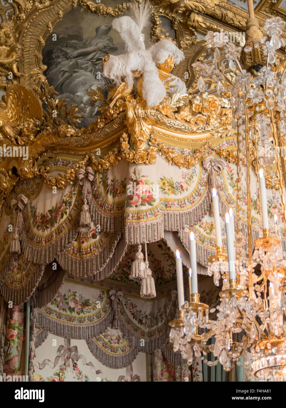 Particolare della Sala della Regina bed decorazioni, Versailles Foto Stock