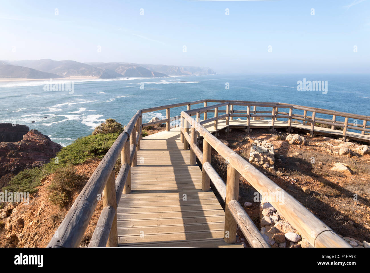Passerella in legno che si affaccia su Praia Do AMADO, Portogallo Foto Stock
