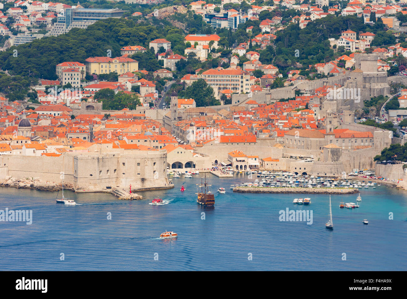 Dubrovnik, Dubrovnik-Neretva County, Croazia. Vista complessiva della città vecchia e del porto. La città vecchia di Dubrovnik è un'UNESCO Foto Stock