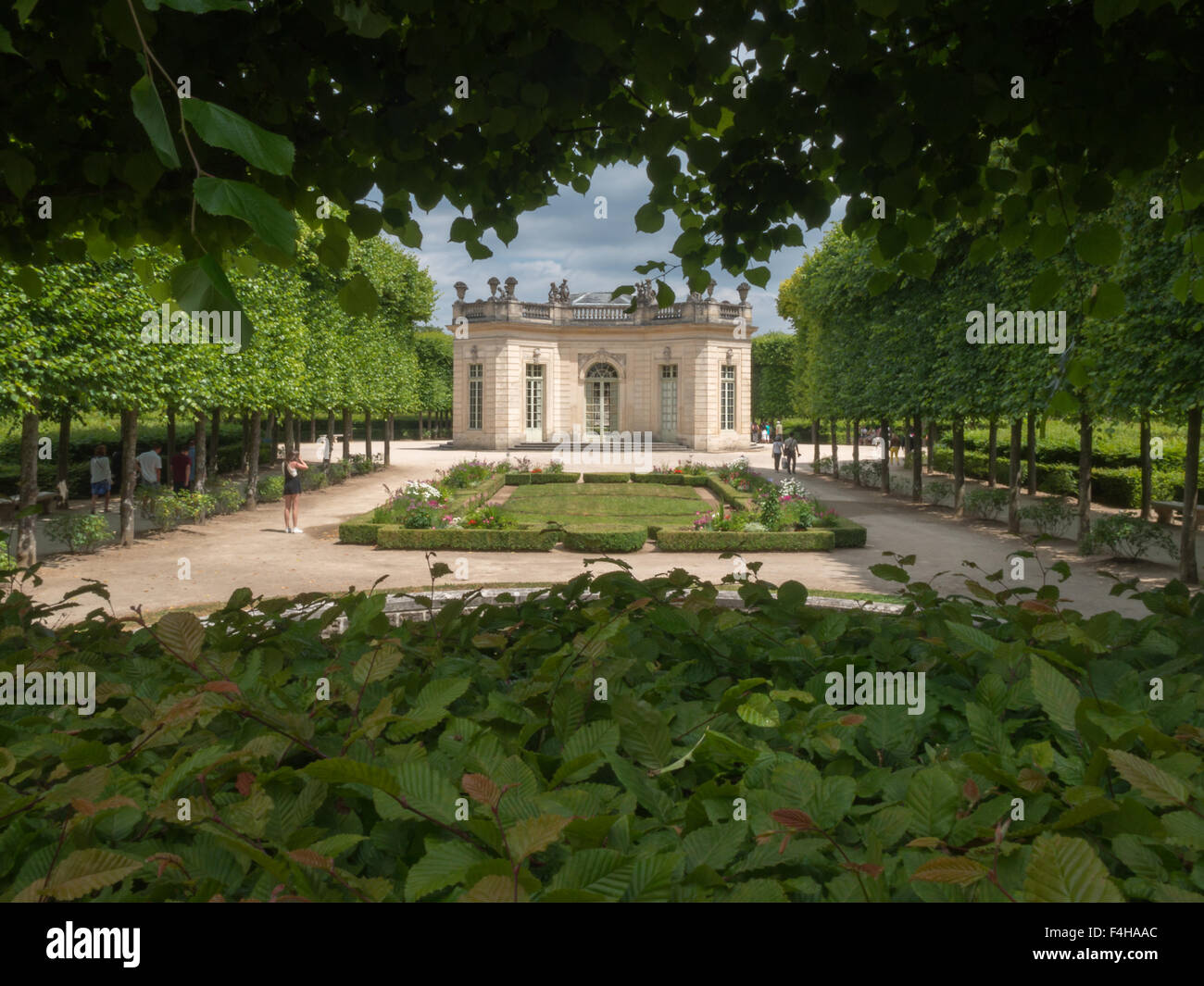 Il Petit Trianon Padiglione francese edificio tra il fogliame del giardino Foto Stock