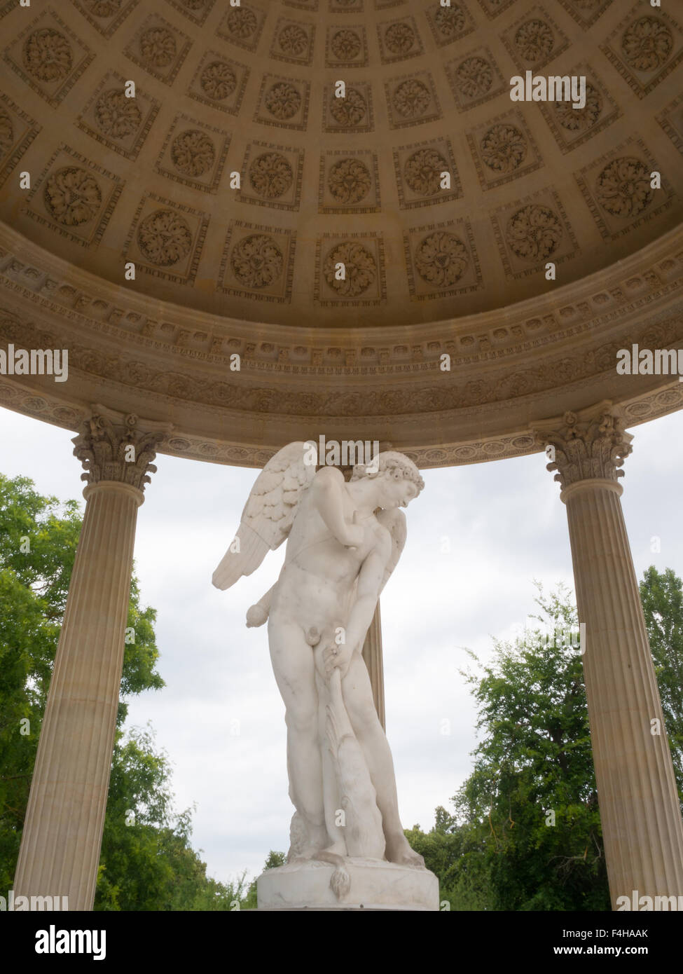 Il Petit Trianon Tempio dell'amore Cupido statua e dome Foto Stock
