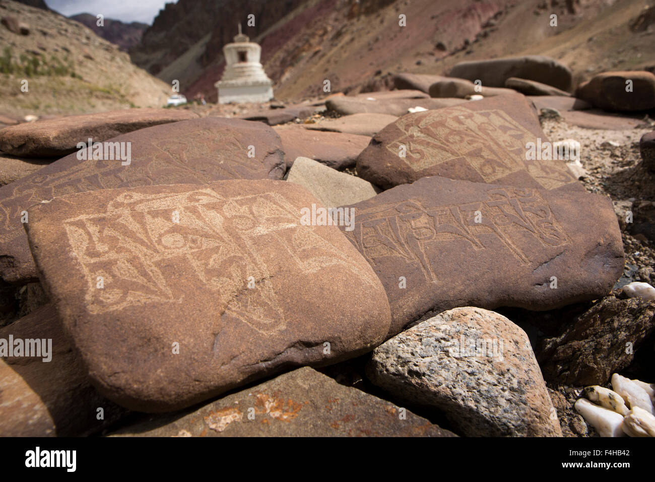 India, Jammu e Kashmir, Ladakh, Miru, mani pietre con mantra inscritto in tibetano Script, accanto, Leh a Manali autostrada Foto Stock