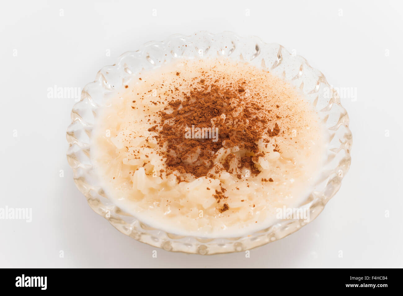 Budino di riso con cannella isolato su bianco. Foto Stock