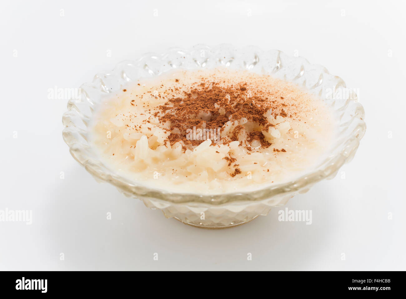 Budino di riso; riso; pudding; cannella; isolato; bianco; dessert; latte; zucchero; cibo; ciotola; vetro; caseificio; prodotto; in casa; cooke Foto Stock