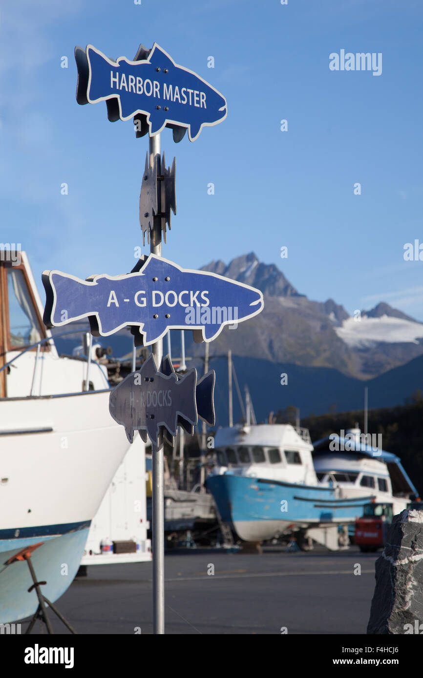 Boat Yard in Valdez con il Chugach Mountain Range in background. Foto Stock