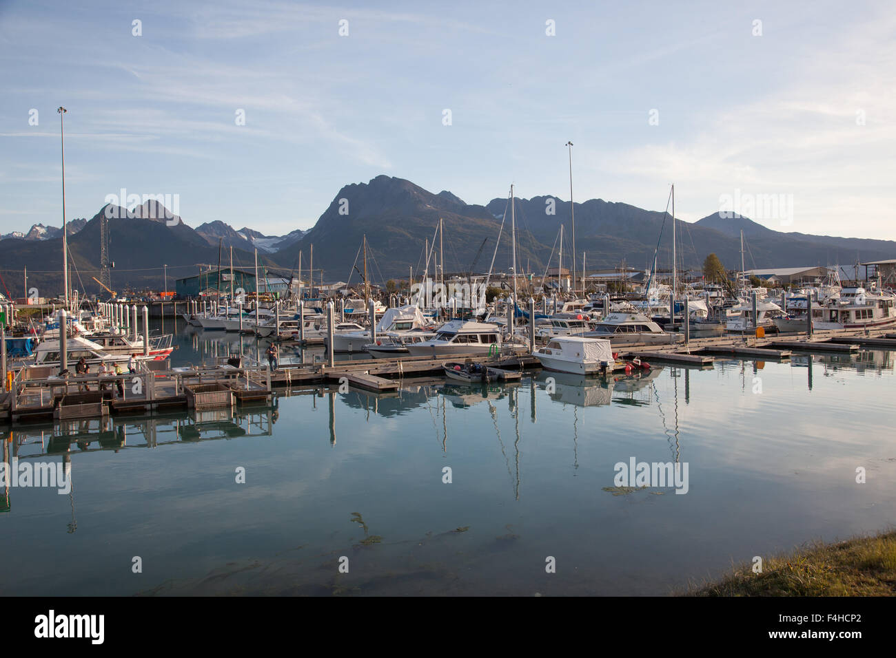 Valdez Harbour e viste del Chugach Mountain Range. Foto Stock