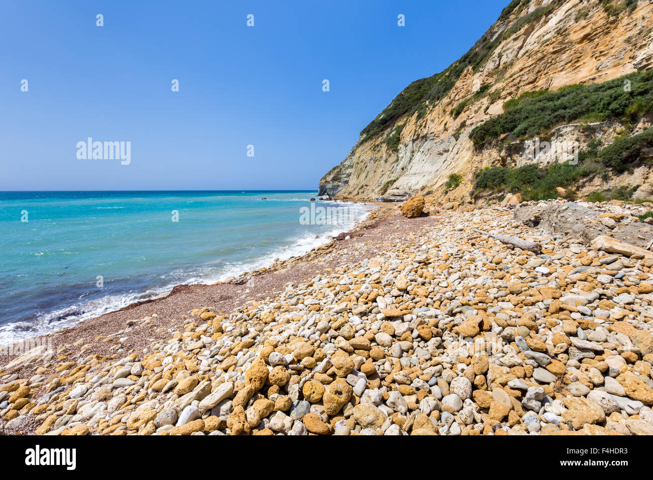 Il paesaggio della costa con spiaggia sassosa, montagna e mare blu in Grecia KEFALONIA Foto Stock
