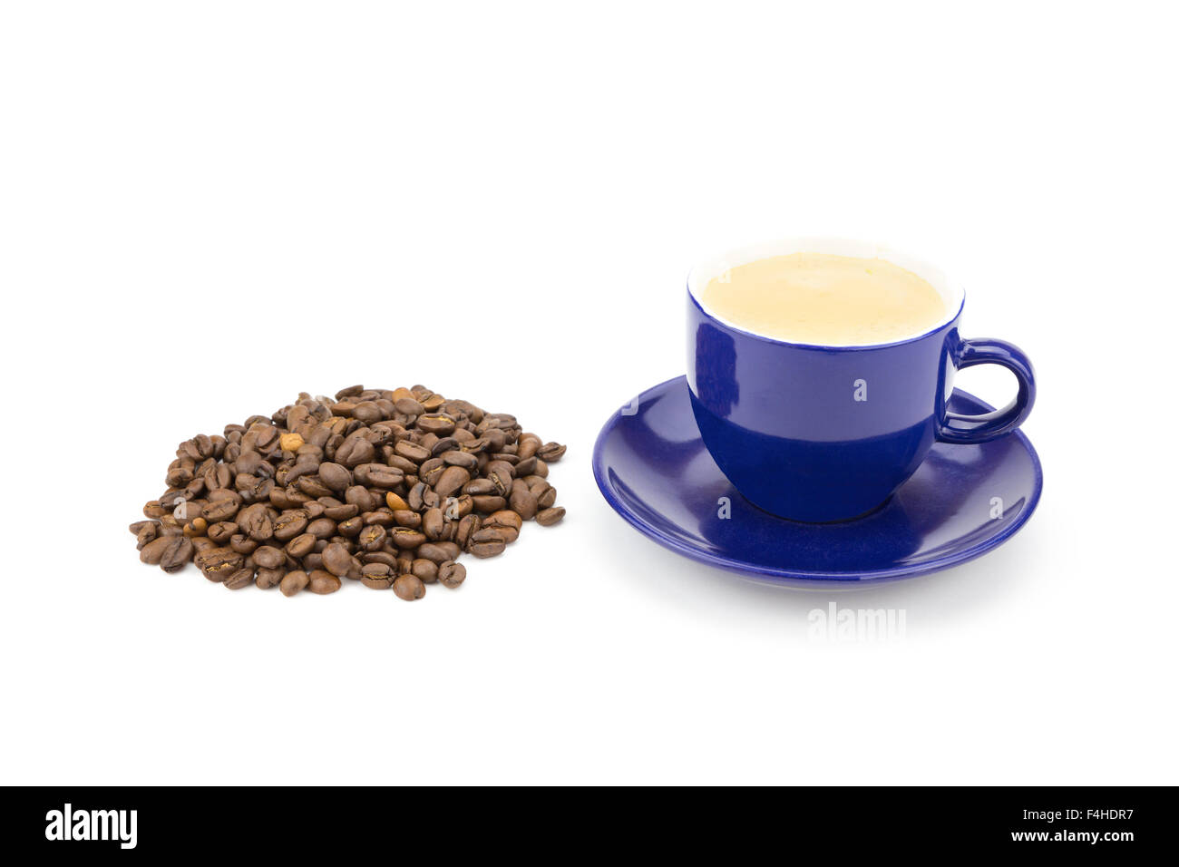 Tazza di caffè con i chicchi di caffè isolato su sfondo bianco Foto Stock