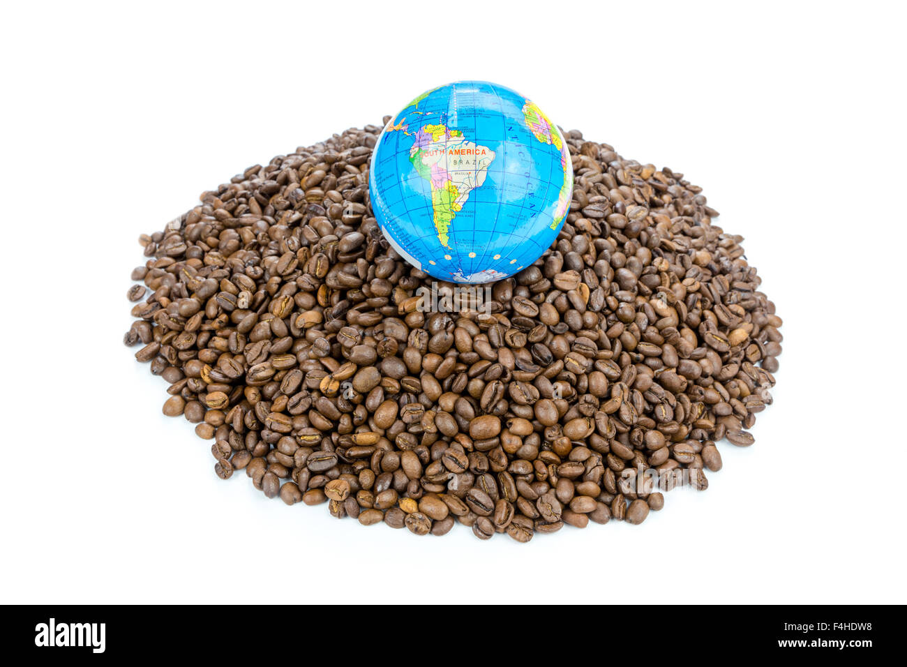 Piccolo Mondo con massa sul mucchio di tutto il caffè in grani isolati su sfondo bianco Foto Stock