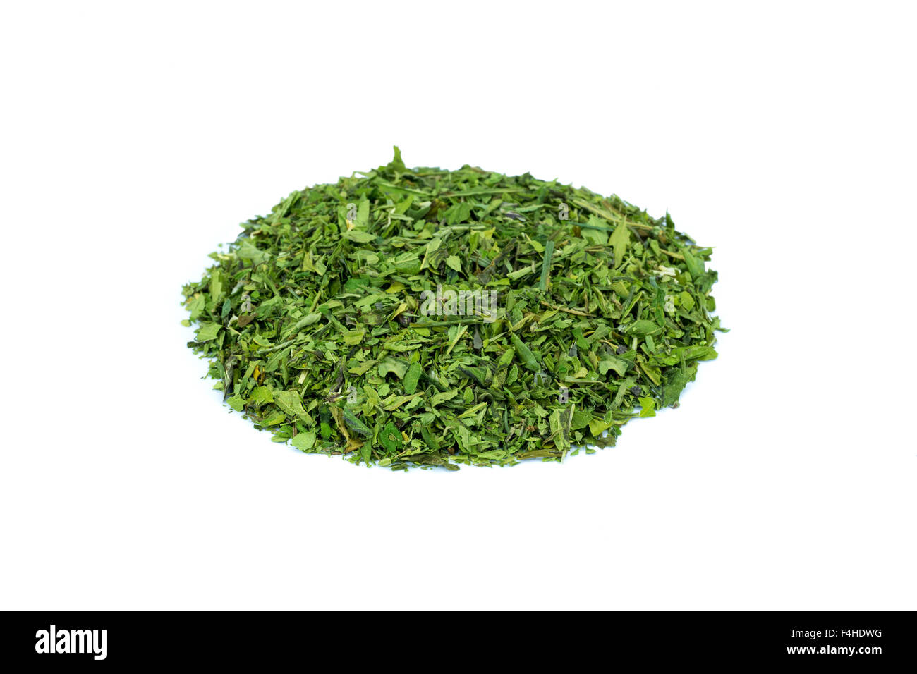 Cumulo di verde il tè di canapa isolati su sfondo bianco Foto Stock
