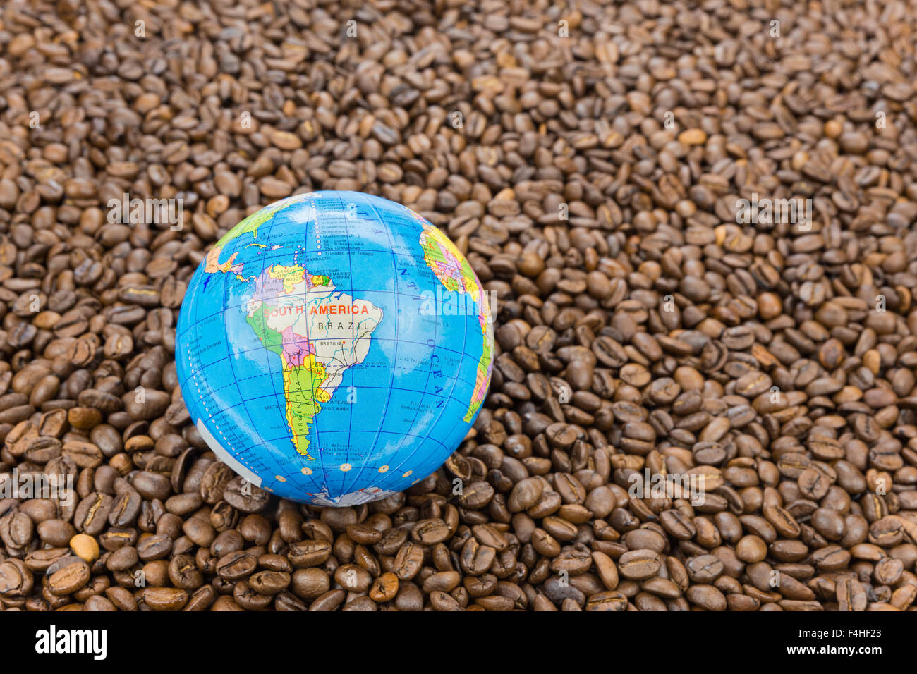 Molti tutto il caffè in grani con il Sud America sul piccolo mondo Foto Stock