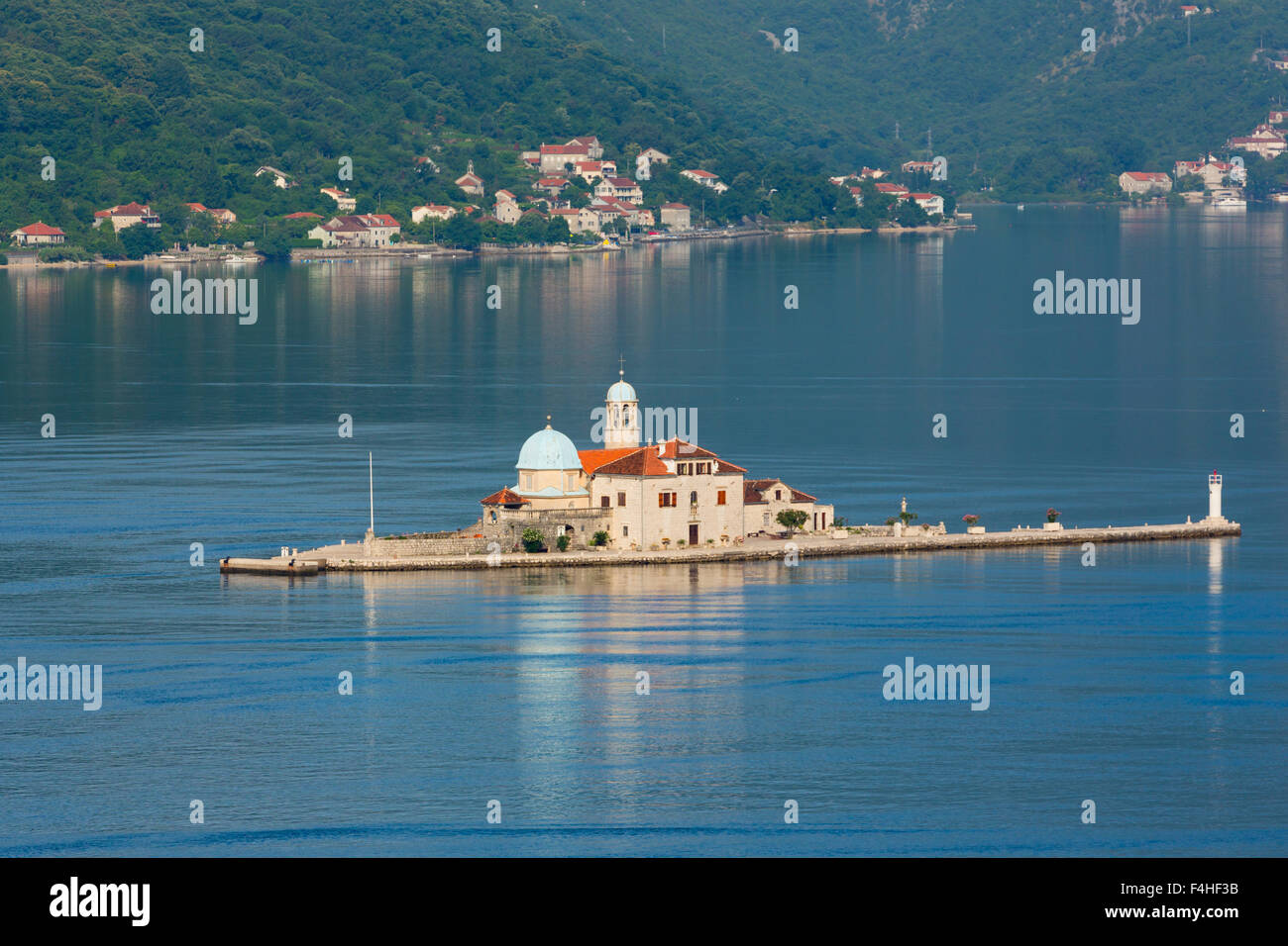 Perast, Montenegro. Baia di Kotor. L'isola artificiale di Nostra Signora della roccia. Foto Stock