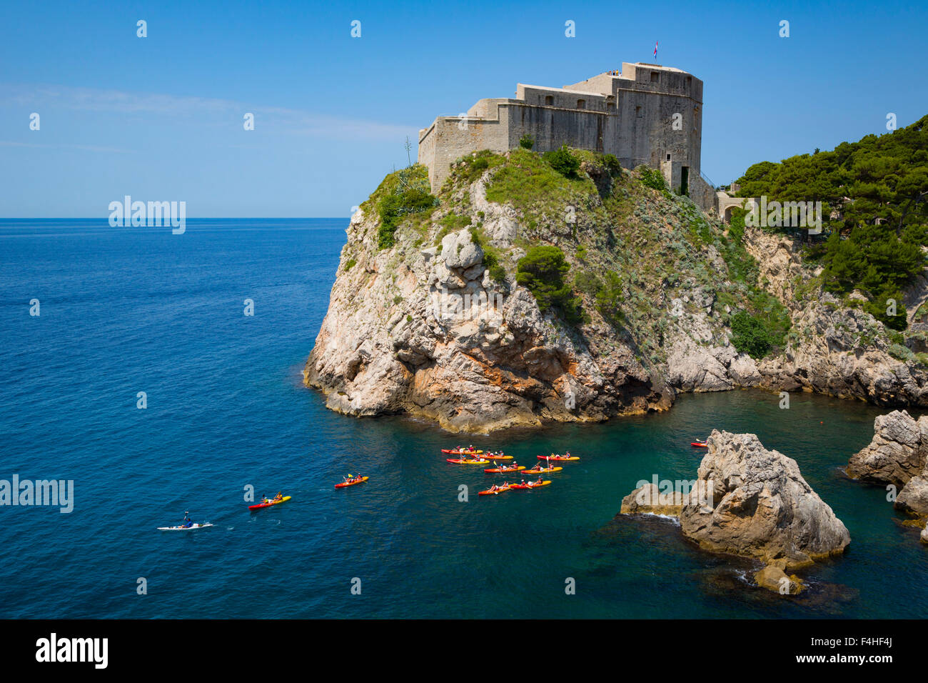 Dubrovnik, Dubrovnik-Neretva County, Croazia. Fort Lovrijenac o San Lorenzo fortezza. Canoisti in porto. Foto Stock