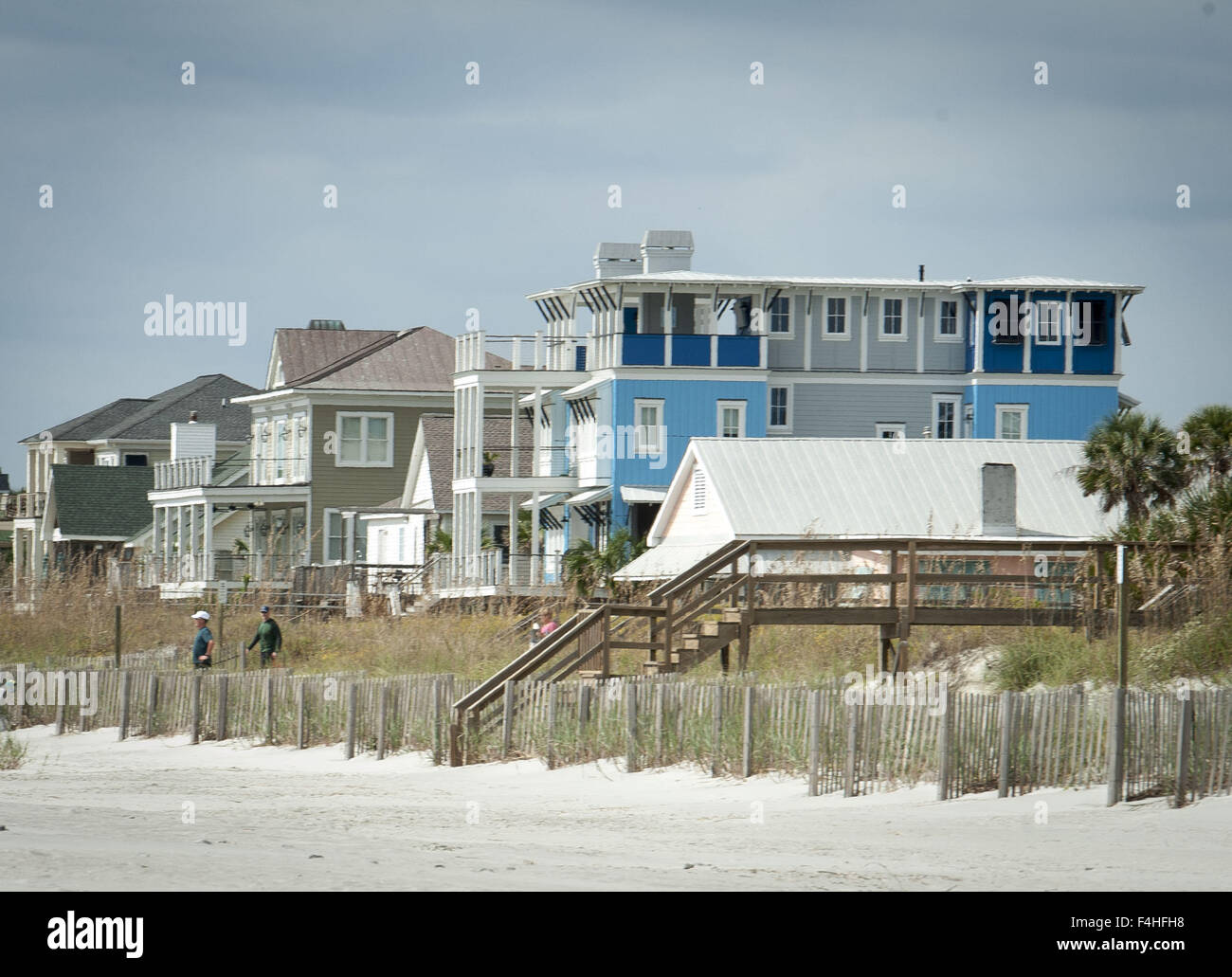 La stoltezza Beach, Carolina del Sud, Stati Uniti d'America. Xvii oct, 2015. Multi-colore di case sulla spiaggia siediti nelle dune lungo follia Beach, Carolina del Sud, appena a sud di Charleston. La stoltezza Beach è una delle diverse aree lungo la costa vicino a Charleston con spiaggia case e villette e case utilizzato come una seconda casa per vacanze e week end. I colori e il layout variano con la maggior parte dei disegni, a basso profilo eaves, persiane e costruzione robusta, tenendo conto delle condizioni climatiche avverse, i venti forti e pioggia compresi uragani. Molte case scelgono di avere una passerella in legno rialzata a span basse dune mobili e praterie con scalinate desce Foto Stock