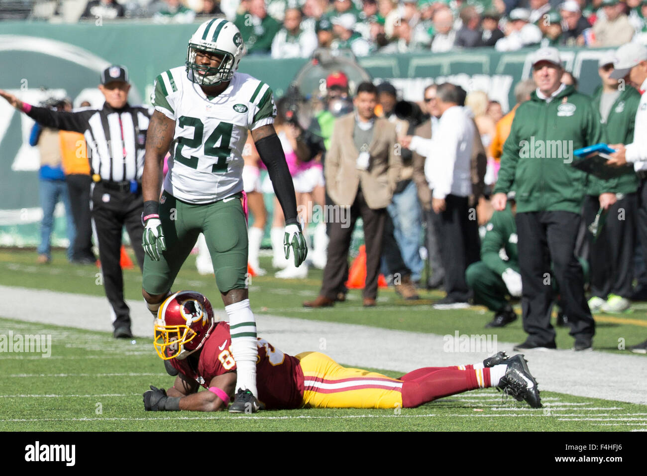 Ottobre 18, 2015, New York getti cornerback Darrelle Revis (24) passi over Washington Redskins wide receiver Pierre Garcon (88), che hanno perso il pass, durante il gioco di NFL tra Washington Redskins e il New York getti alla MetLife Stadium di East Rutherford, New Jersey. Christopher Szagola/CSM Foto Stock