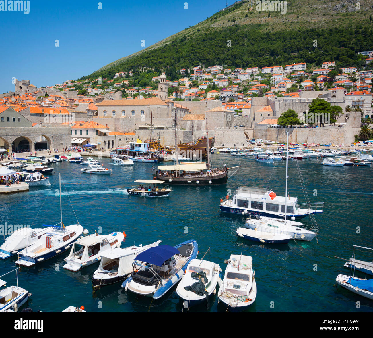 Dubrovnik, Dubrovnik-Neretva County, Croazia. Le barche nel porto vecchio. La città vecchia di Dubrovnik è un sito Patrimonio Mondiale dell'UNESCO. Foto Stock