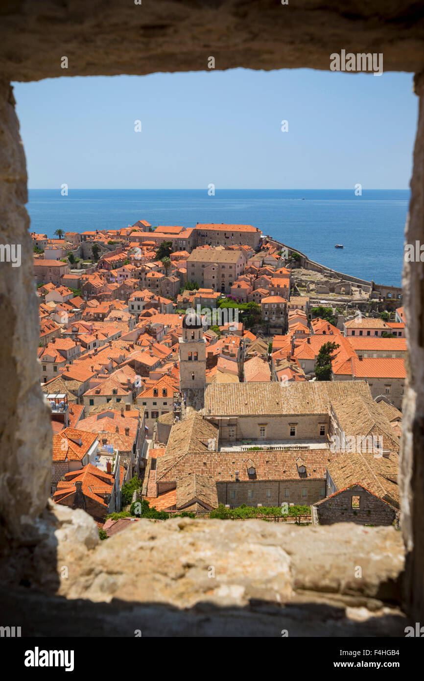 Dubrovnik, Dubrovnik-Neretva County, Croazia. Vista sui tetti della città vecchia dalla torre Minceta. Foto Stock