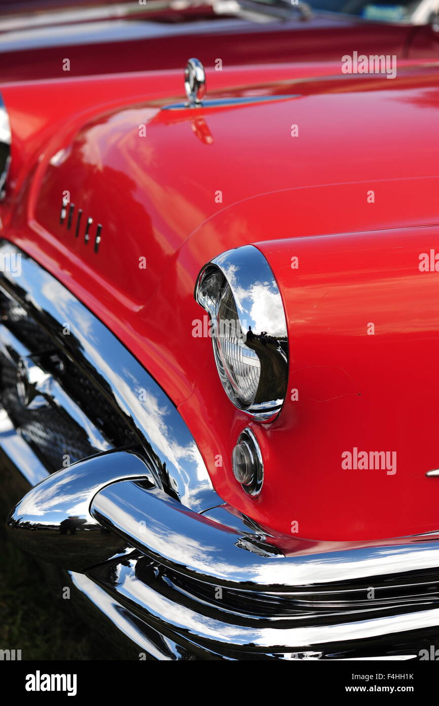 L'estremità anteriore degli anni cinquanta Buick con cromatura paraurti e cofano ornamento American realizzato classic car automobile Foto Stock