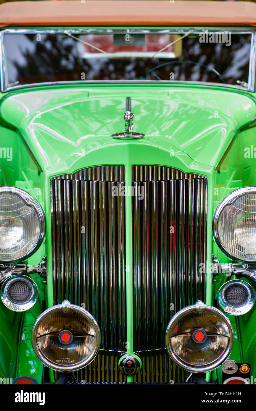 L'estremità anteriore degli anni quaranta Packard con griglia cromata e il cofano ornamento American realizzato classic car automobile Foto Stock