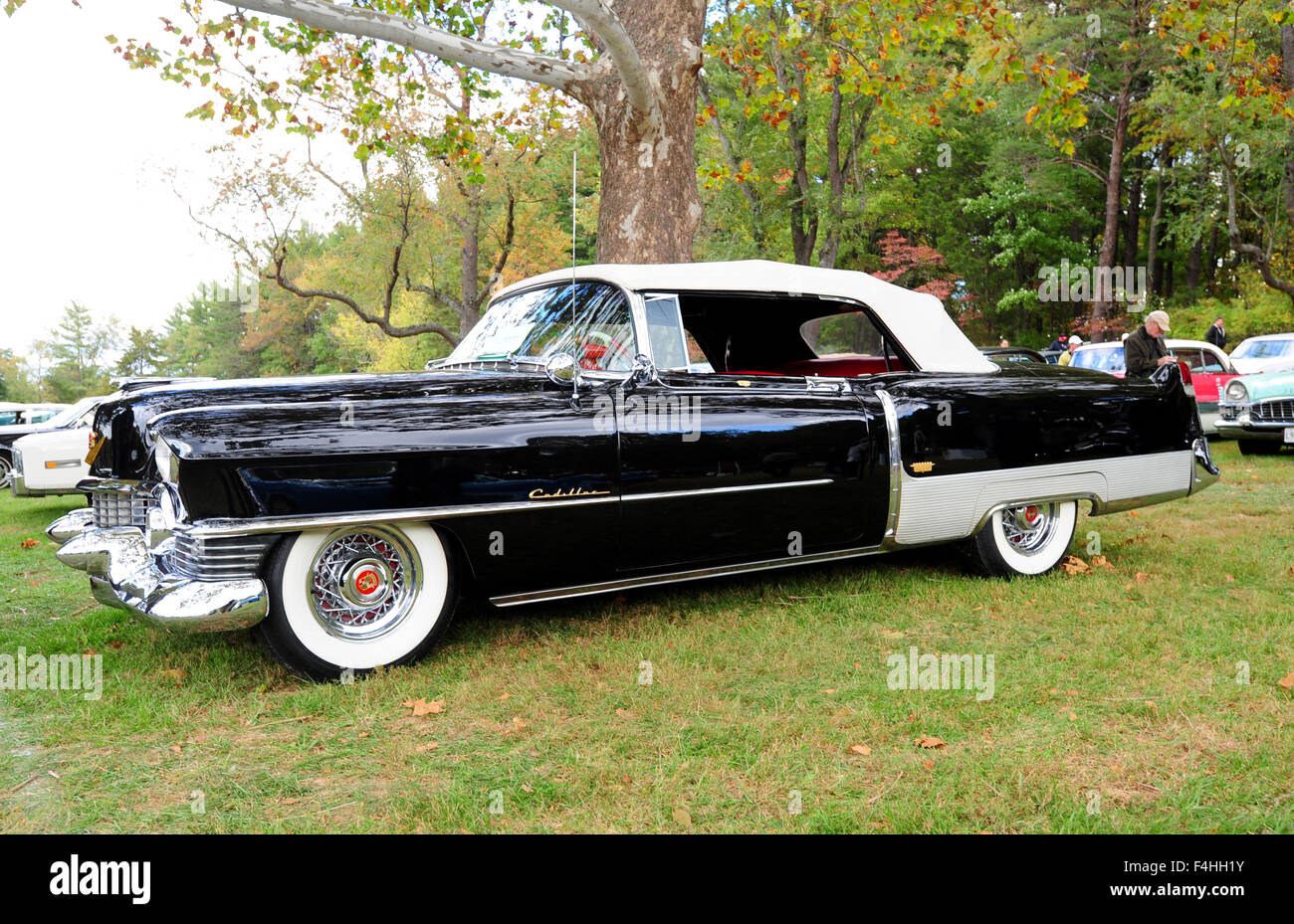 Un anni cinquanta era nero Cadillac Eldorado cabrio automobile in corrispondenza di un antico car show in Rockville Maryland MD Foto Stock