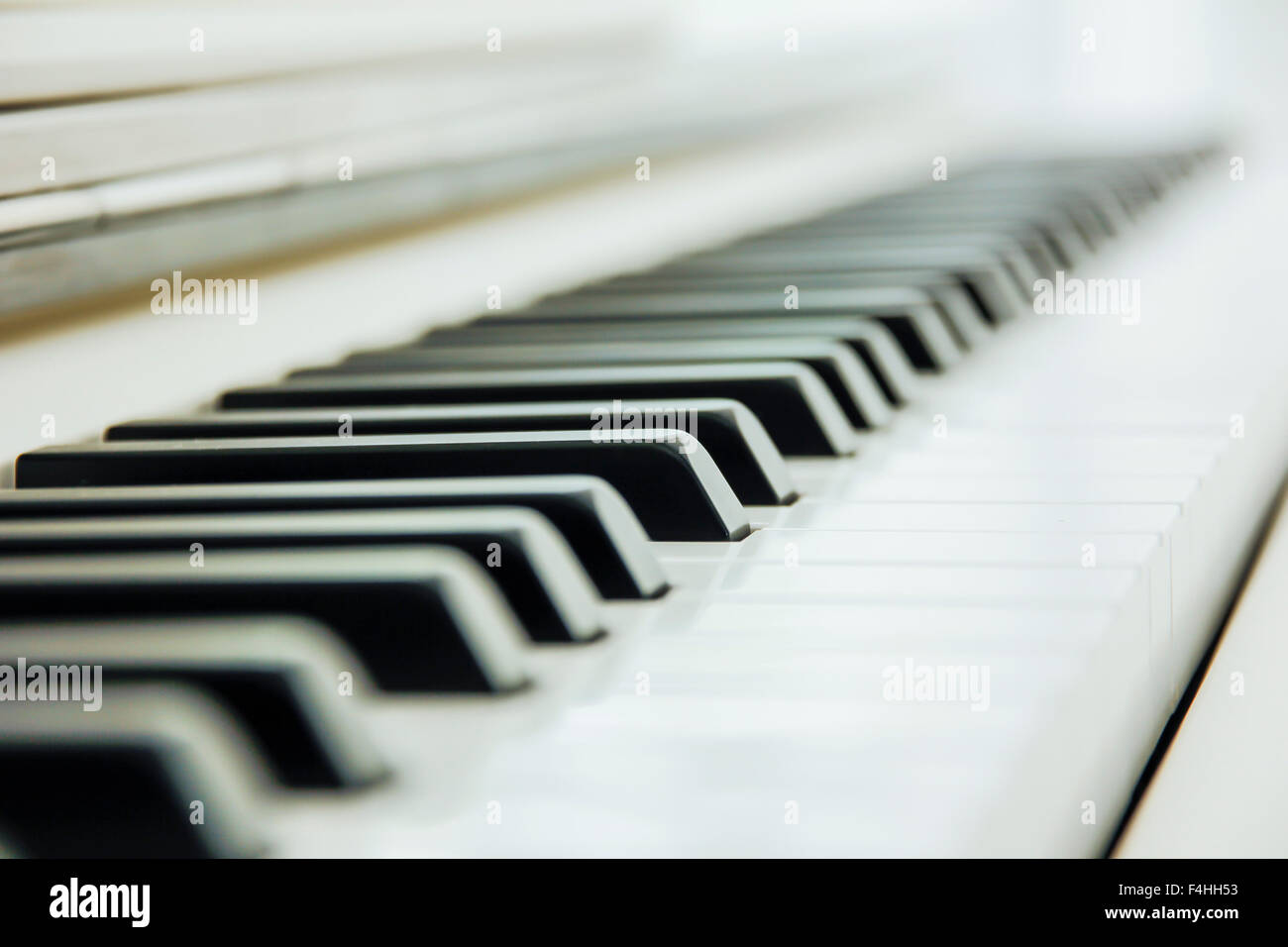 Close-up di tastiera di pianoforte centrato su Ab con abbondanza di spazio bianco Foto Stock