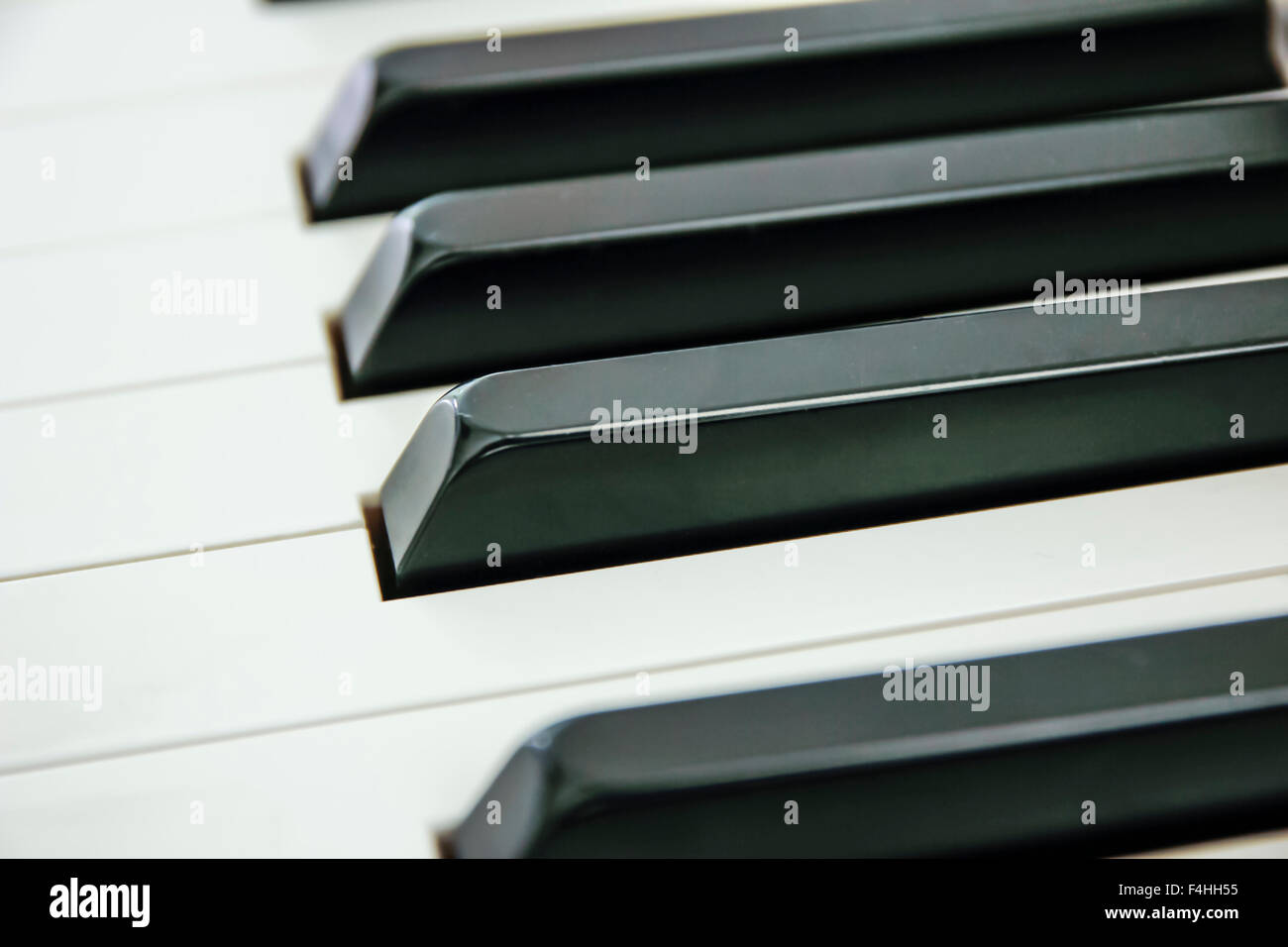 Close-up di tastiera di pianoforte centrato su Ab con abbondanza di spazio bianco Foto Stock