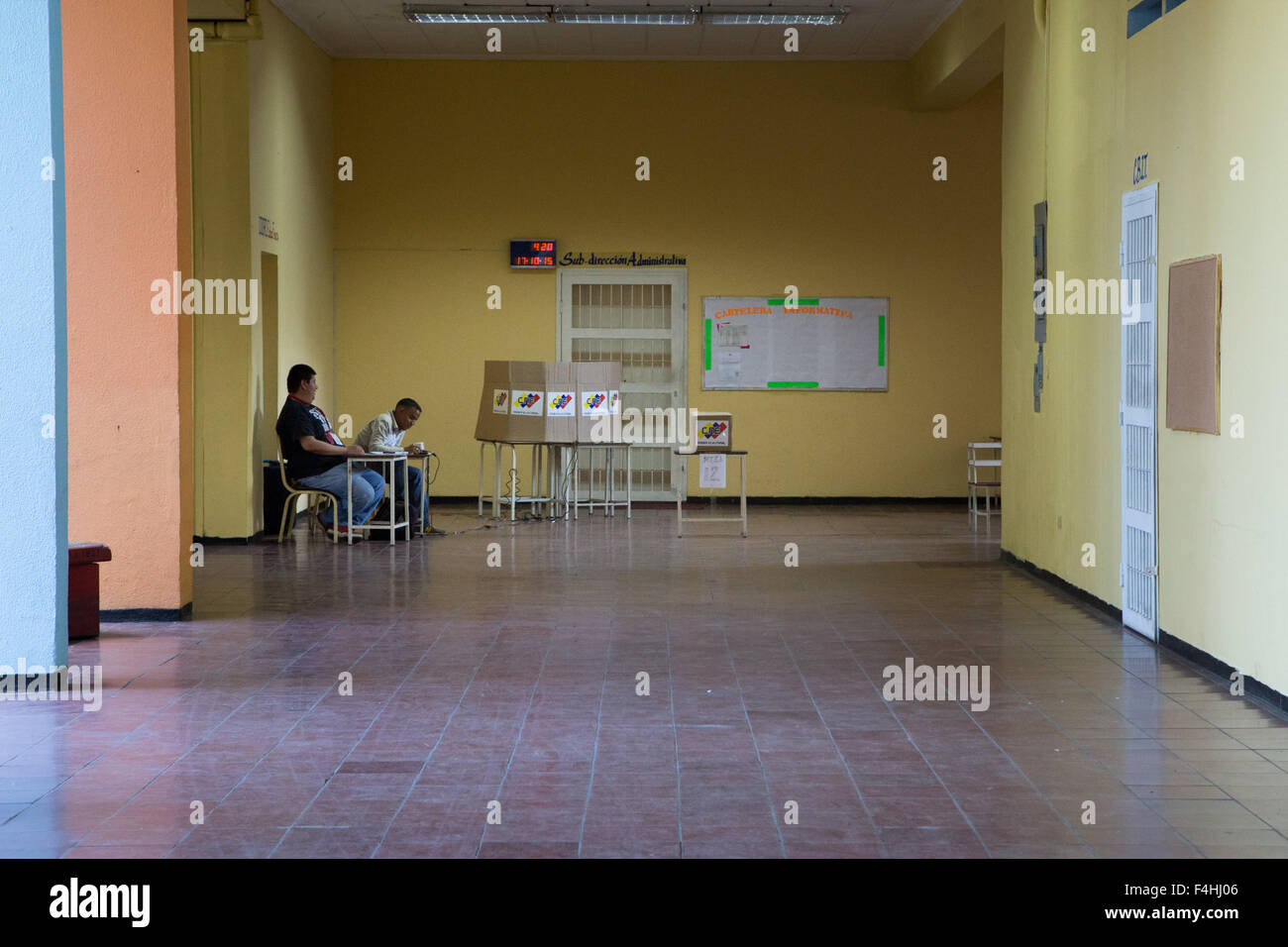 Caracas, Venezuela. Xviii oct, 2015. Due persone sedersi all'interno di una stazione di polling durante la simulazione di una elezione a Caracas, Venezuela, il 18 ottobre 2015. I cittadini venezuelani andate presto di domenica a differenti stazioni di polling istituito dal consiglio nazionale elettorale a prendere parte alla simulazione di elezione per le prossime elezioni legislative del 6 dicembre. Credito: Str/Xinhua/Alamy Live News Foto Stock