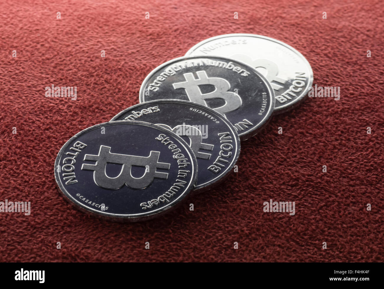 Pila di Bitcoin fisica delle monete in euro. Foto Stock